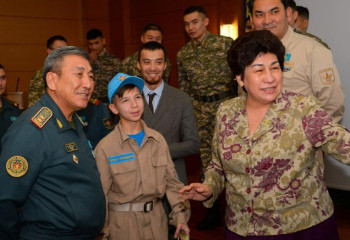 Жас робот техниктері әскерде бір күн болды