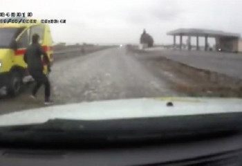 Скорая загорелась, доставляя роженицу в больницу в Жетысу