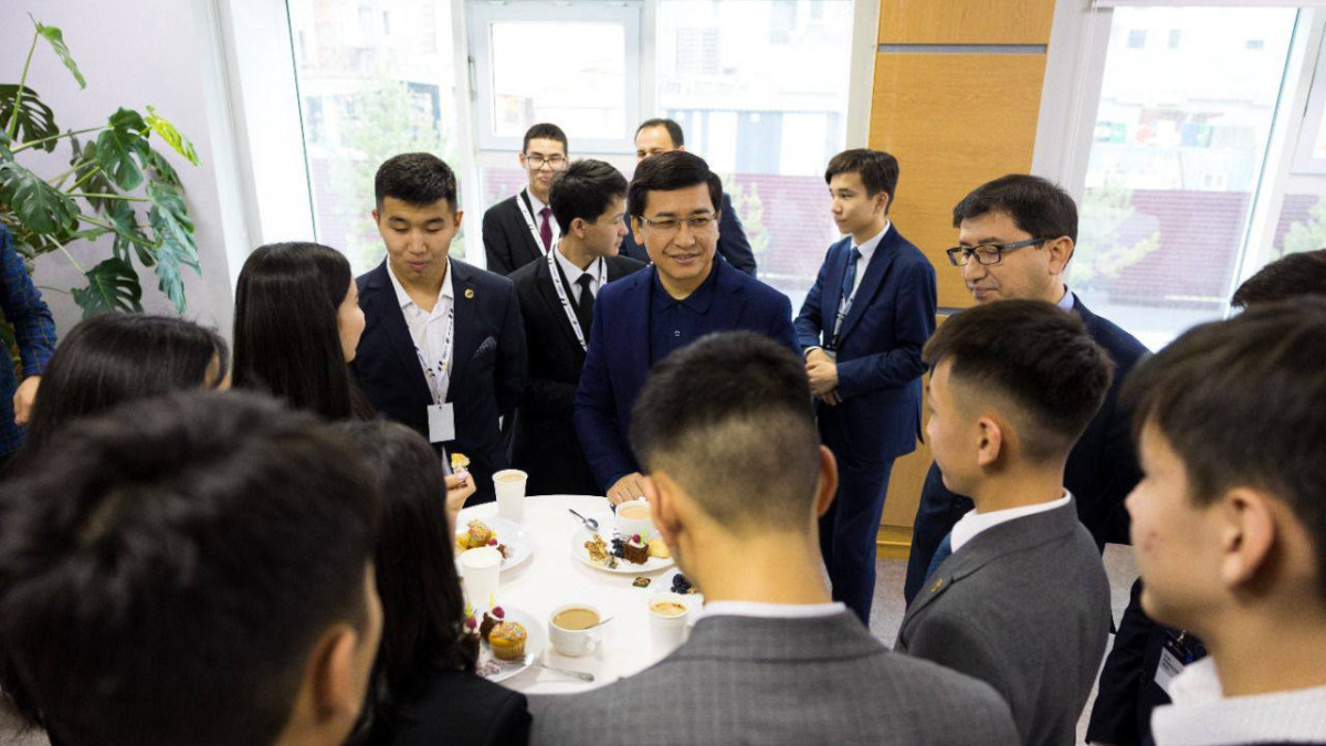Вместе попили чай - министр просвещения РК о встрече со школьниками