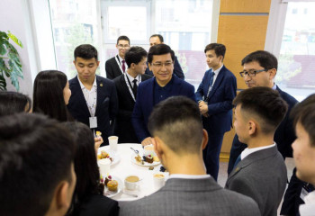 Вместе попили чай - министр просвещения РК о встрече со школьниками