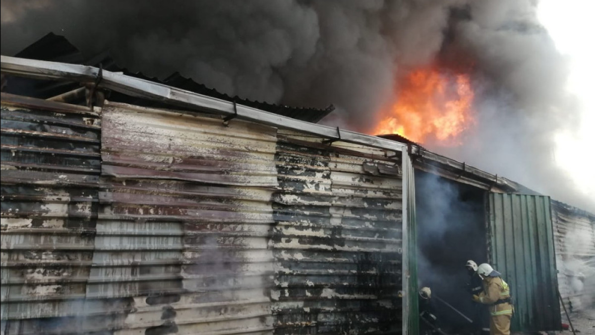 Пожар на складе в Алматы потушен