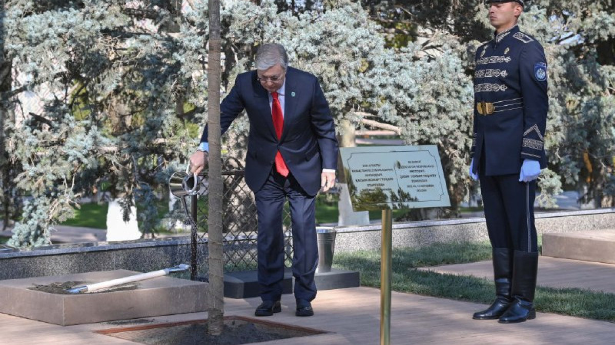 Президент посадил деревья в Самарканде
