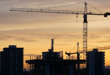 Двое рабочих упали с высоты 14 этажа на стройке в Астане