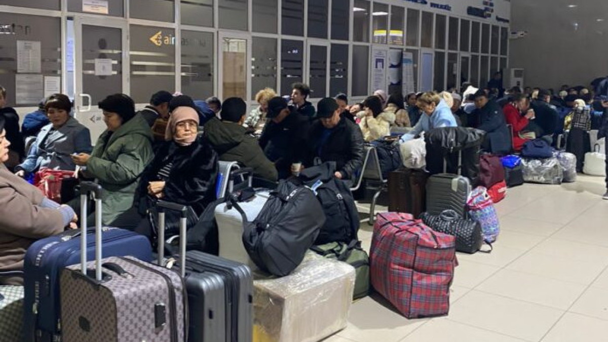 Более 700 человек застряли в аэропорту Шымкента