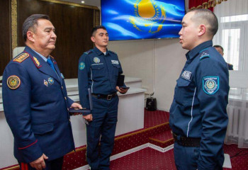 Мужчина спрыгнул в реку в Астане: полицейских наградили