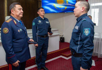 ІІМ мұзды судан ер адамды құтқарған сақшыларды марапаттады