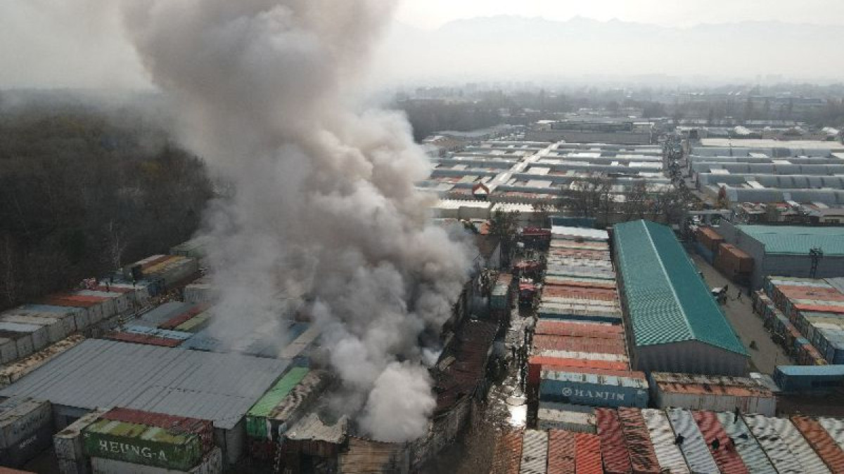 Елки и гирлянды сгорели во время пожара в Алматы