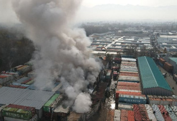 Елки и гирлянды сгорели во время пожара в Алматы