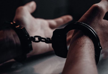 Полицейлерге ұсталған астаналық қолындағы пакетті жеп қоюға тырысқан