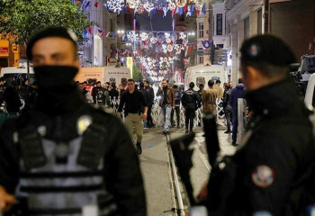 У станции метро 