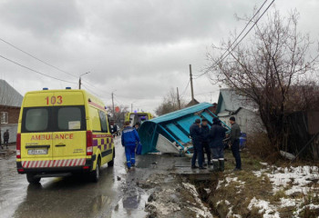 Четыре человека попали в больницу после наезда авто на остановку в Петропавловске