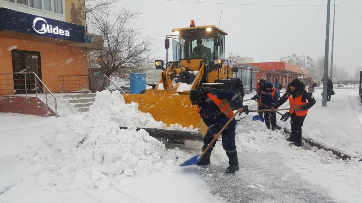 Больше 2 тыс рабочих вышли очищать Астану от снега