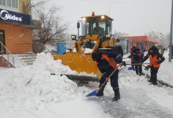 Больше 2 тыс рабочих вышли очищать Астану от снега