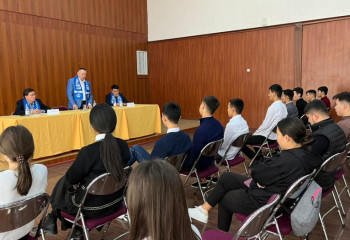 Президентікке үміткерлер сайлаушылармен кездесті