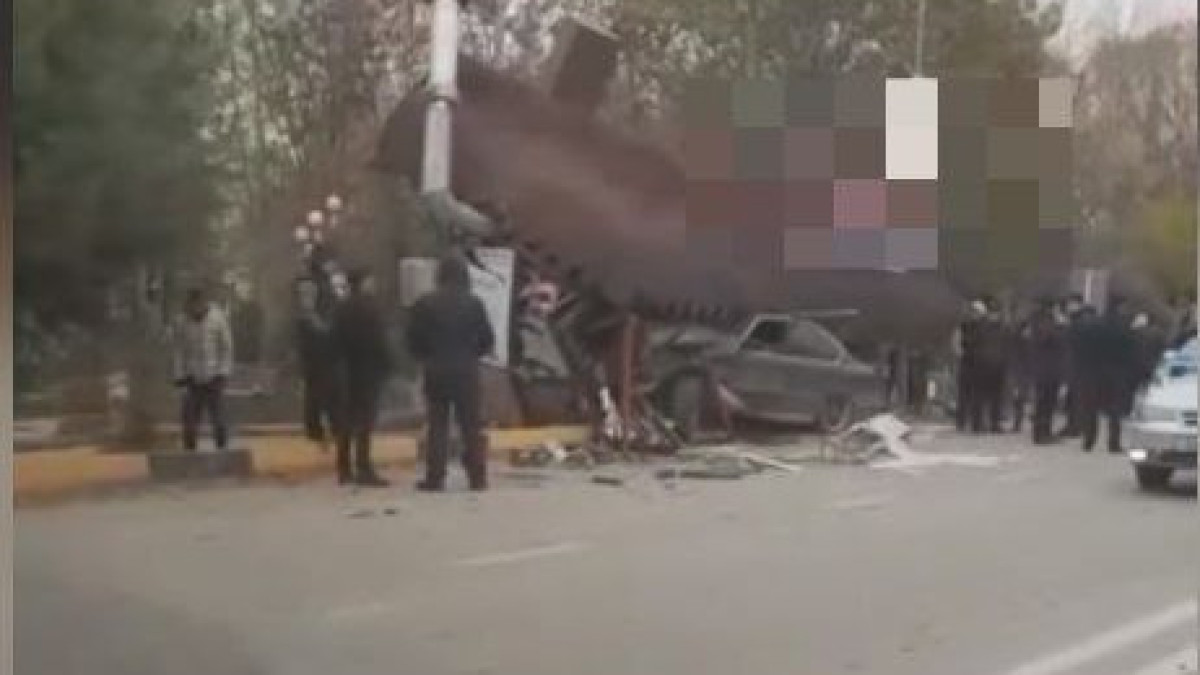Автомобиль врезался в автобусную остановку в Туркестанской области
