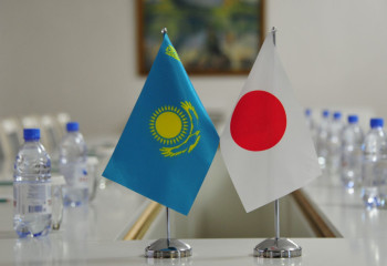 Глава Минфина РК встретился с послом Японии