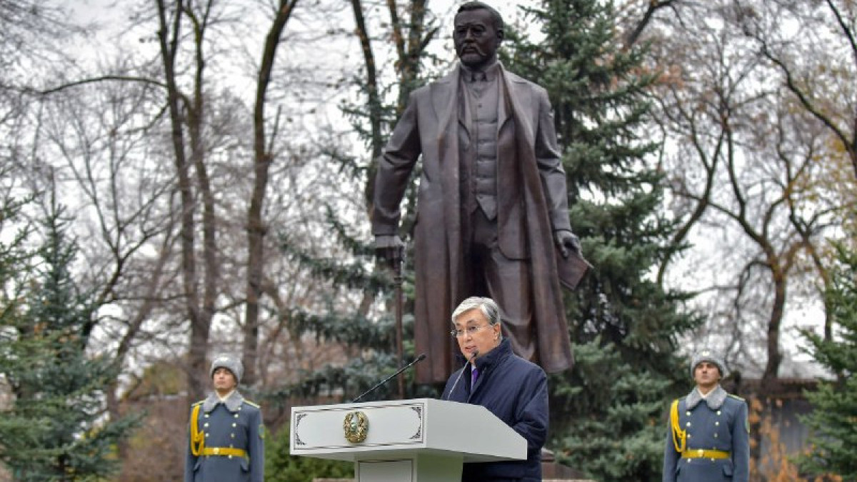Президент открыл памятник Ахмету Байтурсынову в Алматы