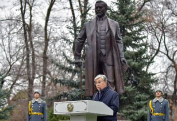 Президент открыл памятник Ахмету Байтурсынову в Алматы