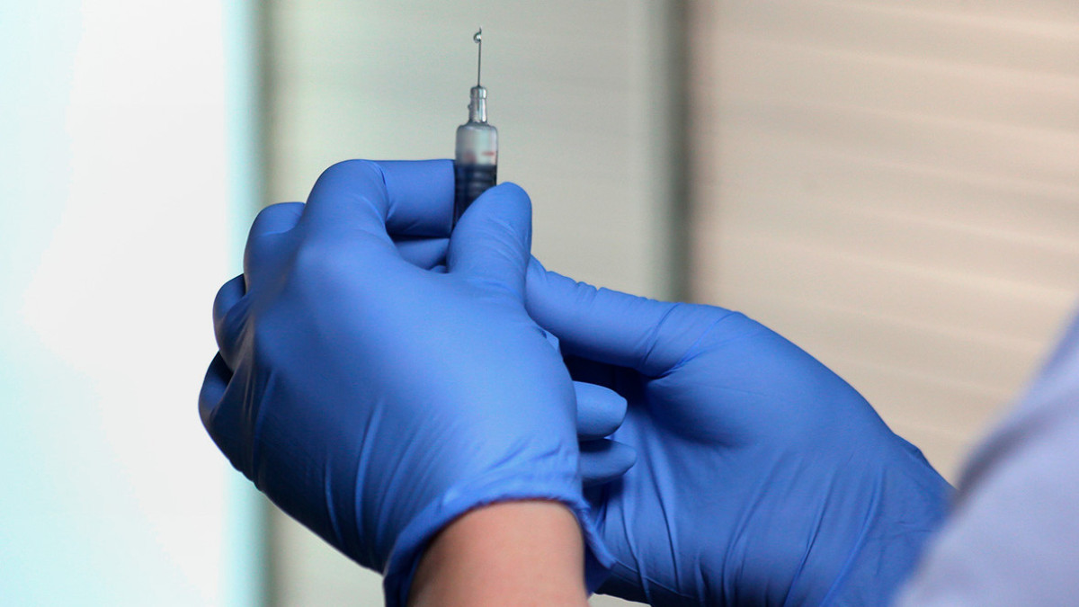 Почти 11 млн казахстанцев получили вакцину от коронавируса