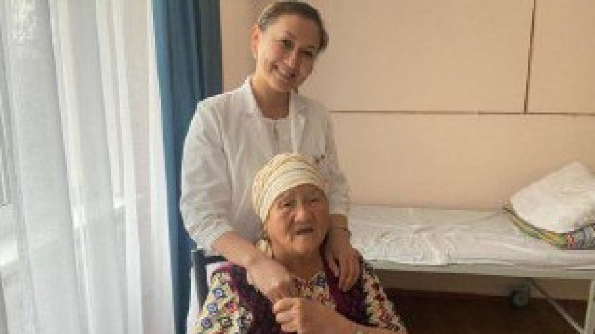 Врачи вернули зрение слепой пенсионерке в Алматы