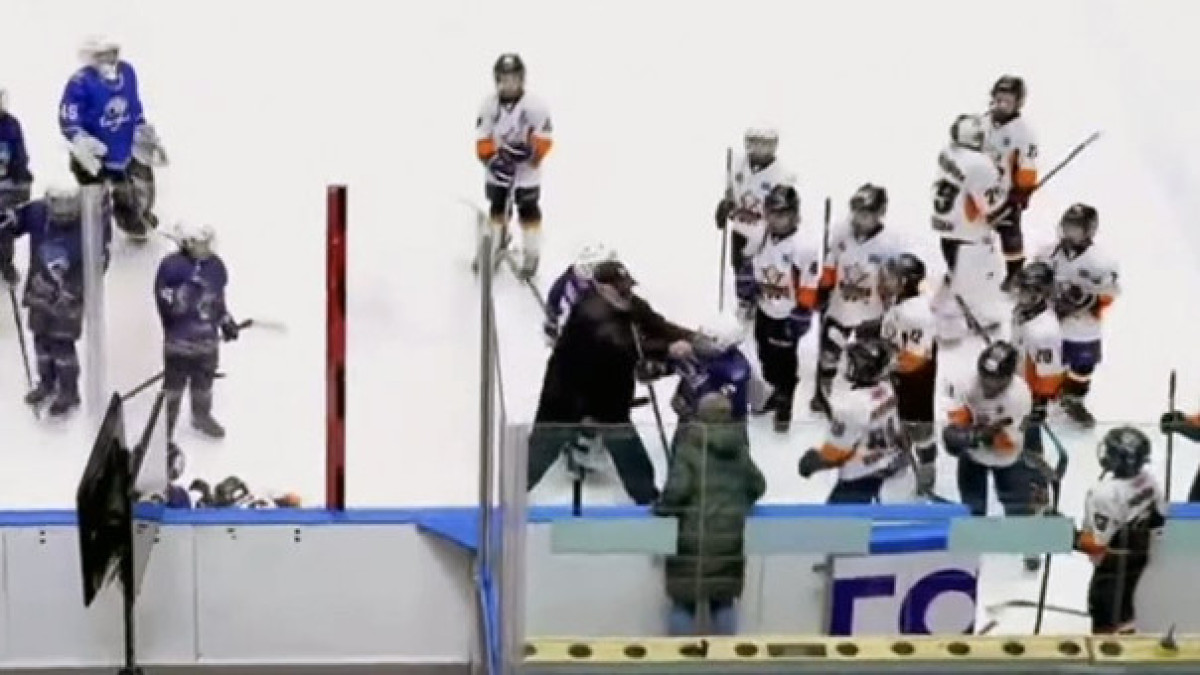 Столичный тренер детской команды вступил в массовую драку и швырнул ребенка на лед
