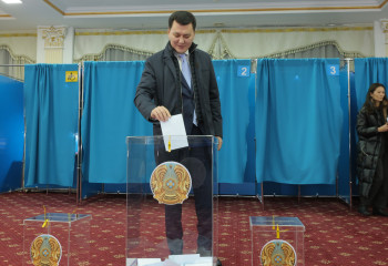 Ерлан Карин проголосовал на выборах Президента РК