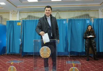 Мемлекеттік кеңесші Ерлан Қарин дауыс беруге келді