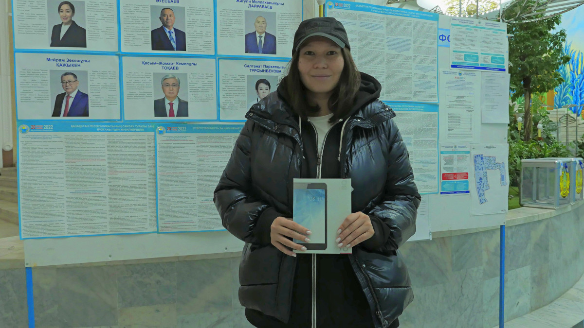 Первой избирательнице на выборах в Алматы подарили планшет