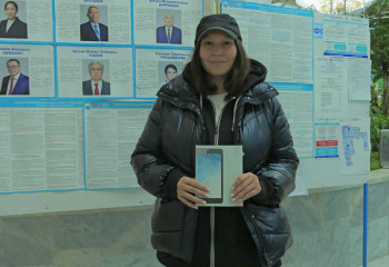 Первой избирательнице на выборах в Алматы подарили планшет