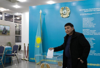 Депутат Ерлан Дәкенов сайлауда өз дауысын берді
