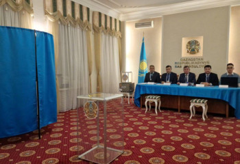 Открылись избирательные участки в Омске, Бишкеке и Дели