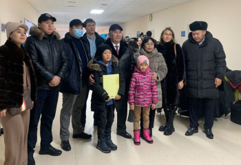 Жигули Дайрабаев пришел на выборы с внуками