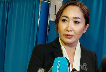 Кандидат Каракат Абден проголосовала вместе с родителями