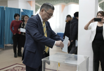 Кандидат Мейрам Кажыкен проголосовал на выборах