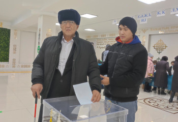 Инватакси зағип жандарды сайлау учаскелеріне жеткізуде