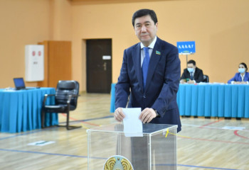 Спикер Мажилиса проголосовал на выборах Президента РК