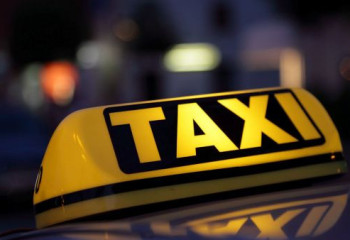 Таксист бесплатно развозит голосующих на выборах в Кызылорде