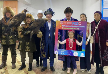 На выборы с птицей: семья беркутчи проголосовала в Текели