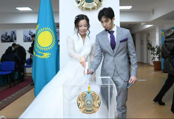 Молодожены проголосовали на выборах президента в Астане