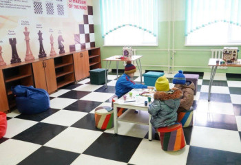 На избирательном участке организовали детский уголок в области Абай