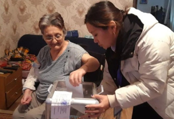 Мобильные ящики для голосования доставляют пожилым актюбинцам