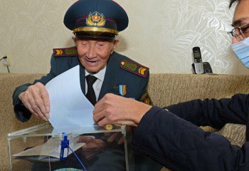 102-летний ветеран Великой Отечественной Войны проголосовал на выборах в Алматы