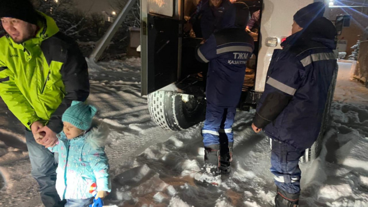 Четверо взрослых и двое детей оказались в снежном плену в ВКО