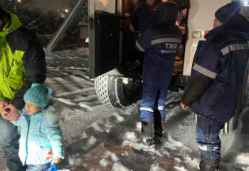 Четверо взрослых и двое детей оказались в снежном плену в ВКО