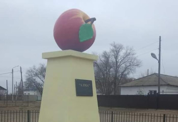 Сарытоғай ауылында алма бейнеленген мүсін қойылды