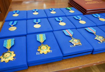 Президент наградил строителей возводивших дома после пожаров в Костанайской области