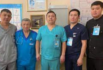 Врачи одномоментно провели две сложные операции мужчине в Павлодарской области