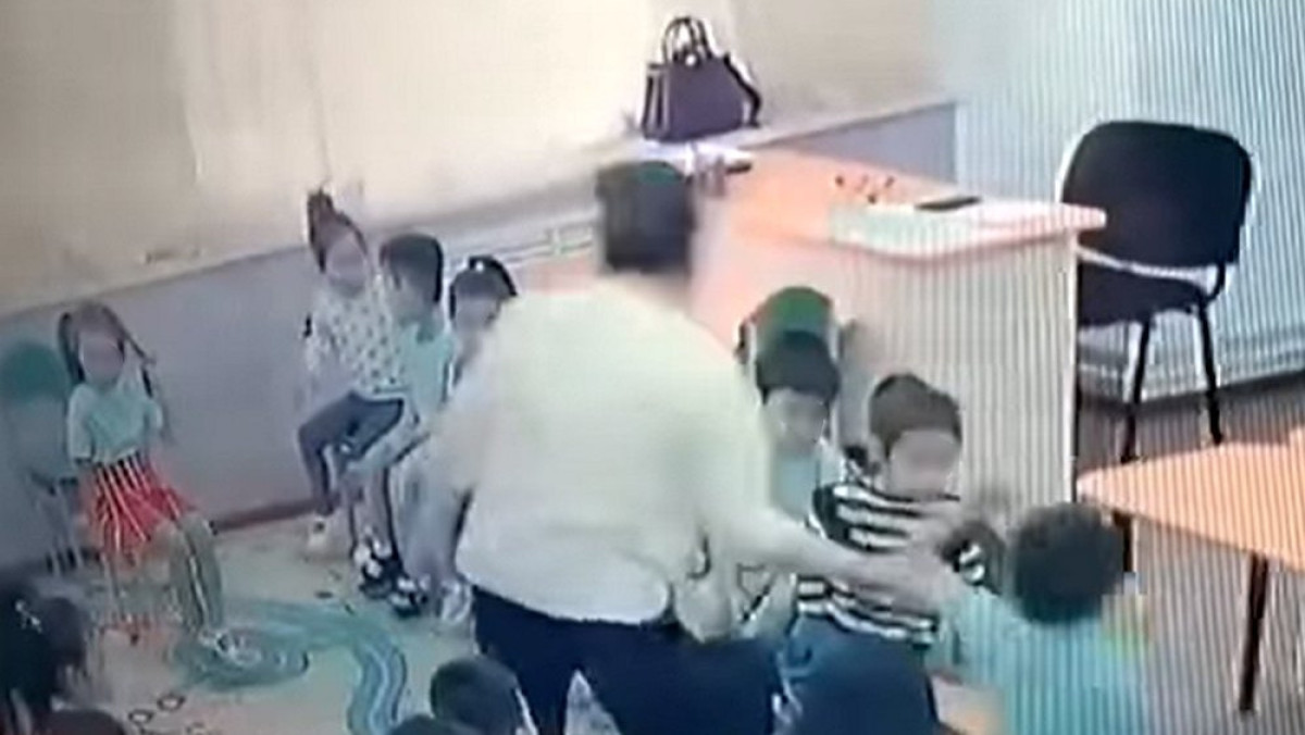 "Дрессировка" в детском саду Актау: Воспитателя уволили