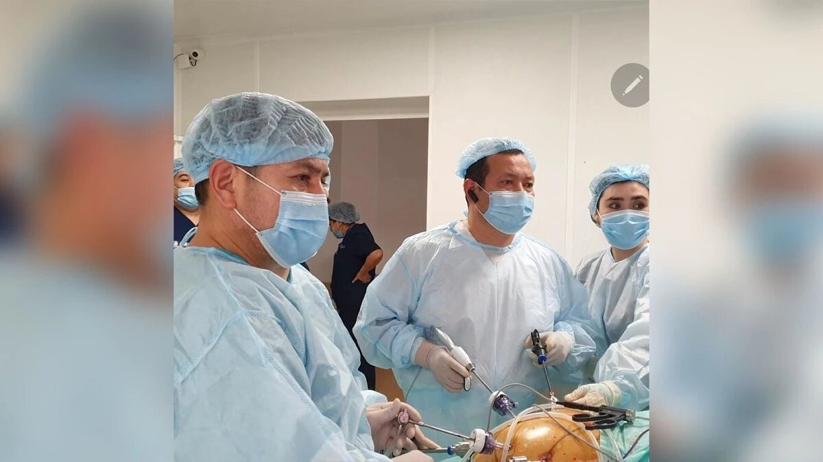 Алматинские онкохирурги впервые провели операцию без разреза