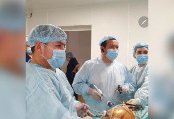 Алматинские онкохирурги впервые провели операцию без разреза